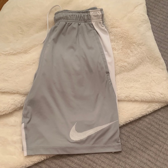Men’s Nike Dri Fit Athletic Shorts Medium - Picture 1 of 3